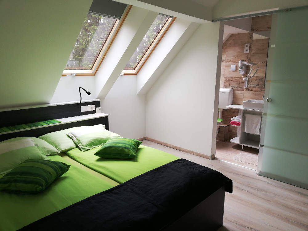 Darázshegyi Panzió superior szoba a panzió emeletén Darázshegyi Panzió superior szoba a panzió emeletén